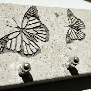 Portallaves Artesanal de Cantera con Mariposas | Grabs.mx